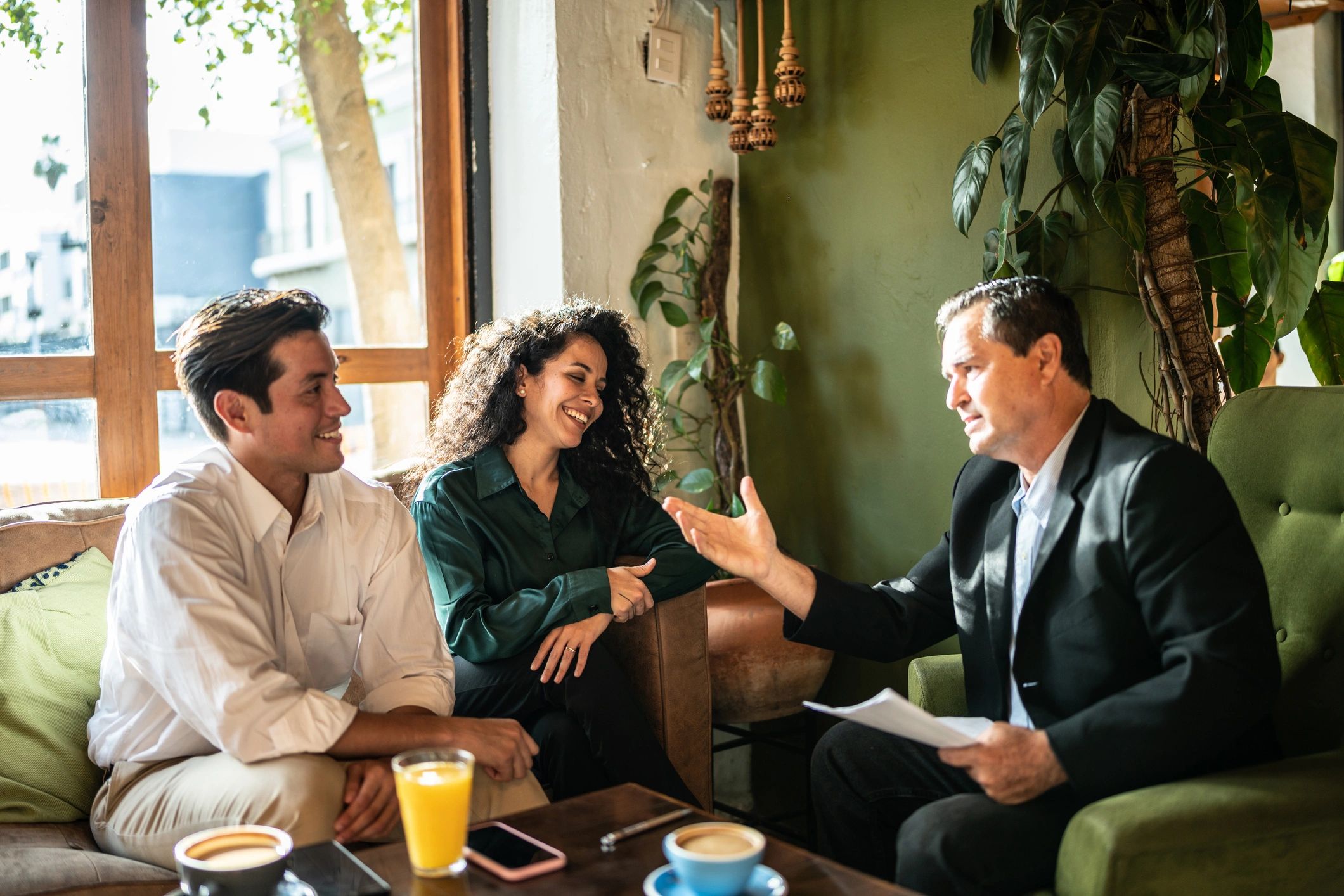 Restaurant business advisory meeting in a cafe